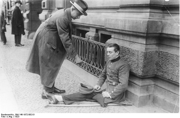 Hochdekorierter (Eisernes Kreuz) Kriegsversehrter beim Betteln auf der Straße (1923)